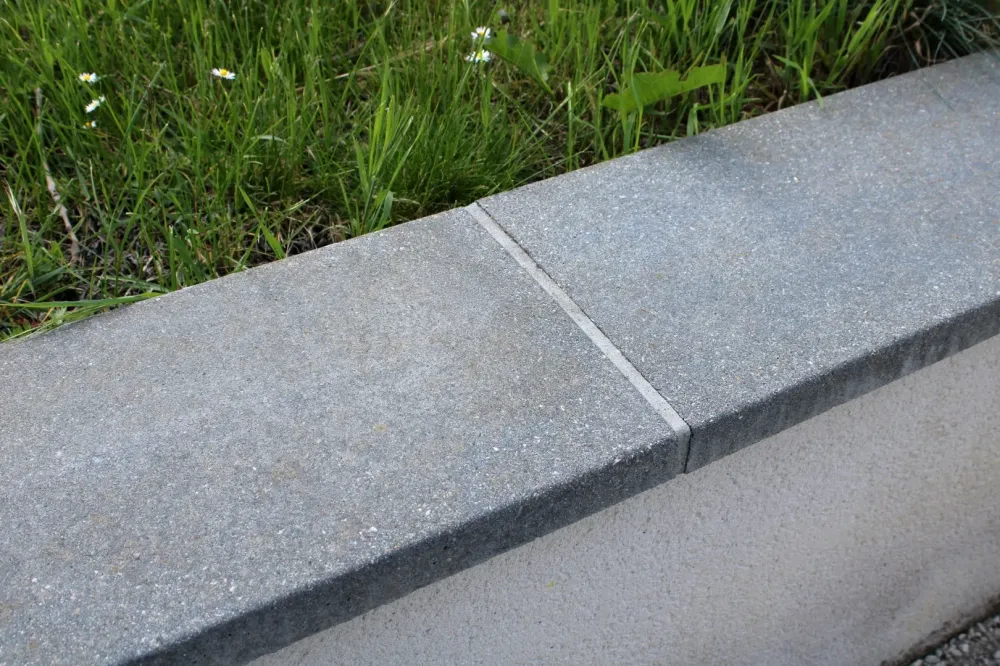 Petite maçonnerie à Moyrazes